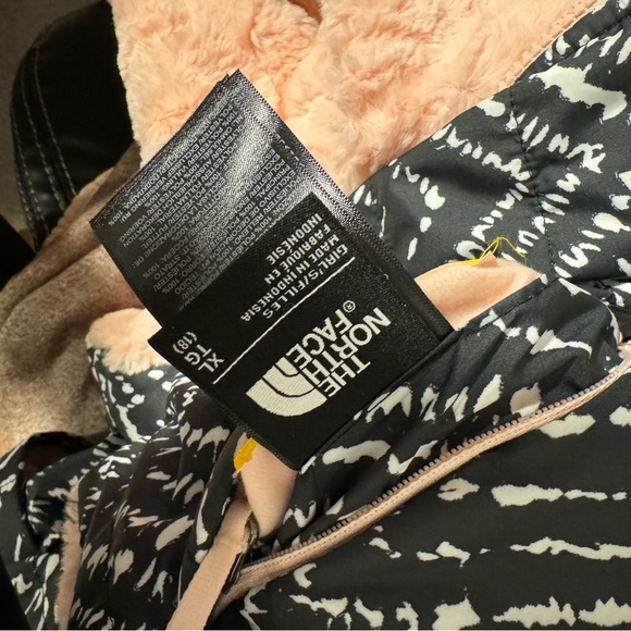 North Face reversible pink and black jacket - Picture 6 of 6